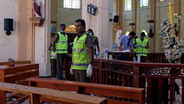 La Policía en el lugar de una de las explosiones en Sri Lanka La Policía en el lugar de una de las explosiones en Sri Lanka - Sputnik Mundo