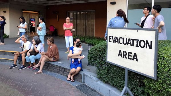 Personas evacuadas tras el sismo en Filipinas Personas evacuadas tras el sismo en Filipinas - Sputnik Mundo