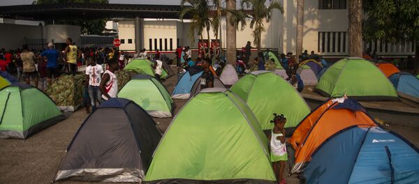 Campamento de asiáticos, africanos y haitianos frente a la cárcel migratoria Siglo XXI, quienes exigen estancia legal en México - Sputnik Mundo