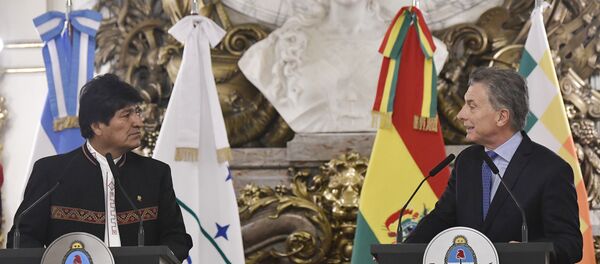 El presidente de Bolivia, Evo Morales junto al presidente de Argentina, Mauricio Macri - Sputnik Mundo
