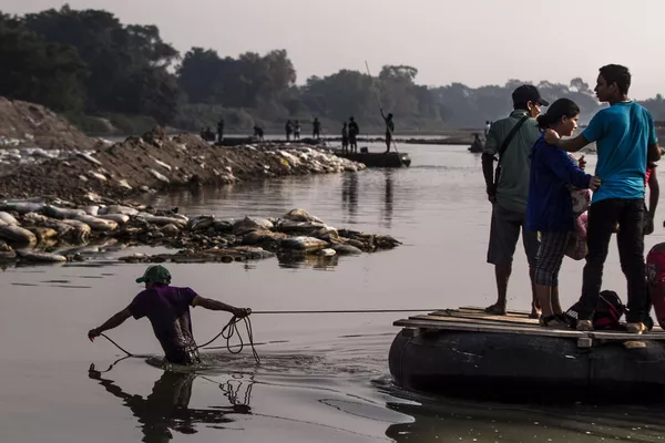 Suchiate, Chiapas: Grupo de personas cruza el río Suchiate Suchiate, Chiapas: Grupo de personas cruza el río Suchiate - Sputnik Mundo