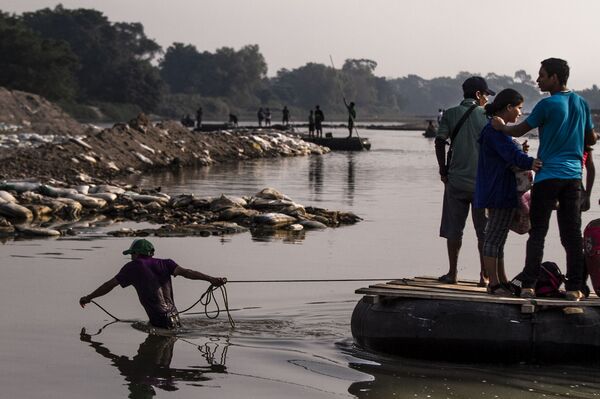 Suchiate, Chiapas: Grupo de personas cruza el río Suchiate - Sputnik Mundo