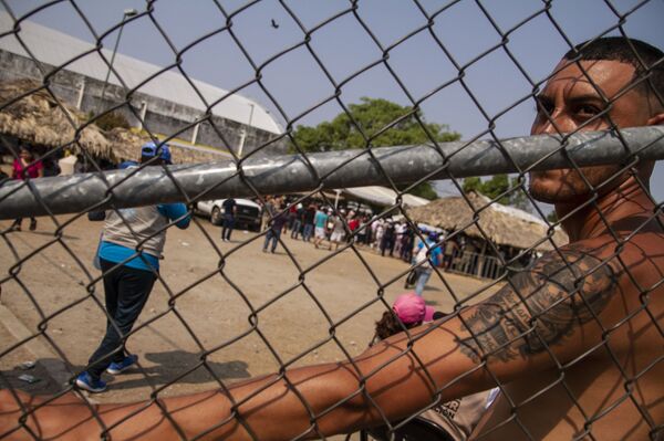 Mapastepec, Chiapas: Migrante espera en el albergue improvisado por el Gobierno para entregar visas de visitante regional, que no permiten viajar al norte del país - Sputnik Mundo