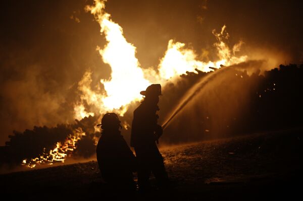 Bomberos chilenos combatiendo incendio forestal de 2017 (foto de archivo) Bomberos chilenos combatiendo incendio forestal de 2017 (foto de archivo) - Sputnik Mundo