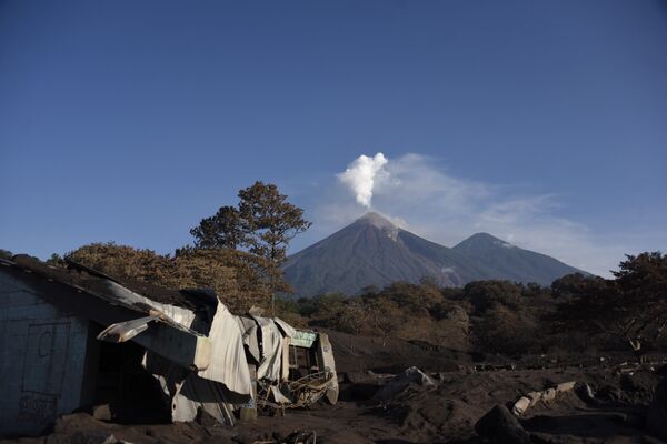 Volcán de Fuego de Guatemala días después de la erupción de 2018 (foto de archivo) Volcán de Fuego de Guatemala días después de la erupción de 2018 (foto de archivo) - Sputnik Mundo
