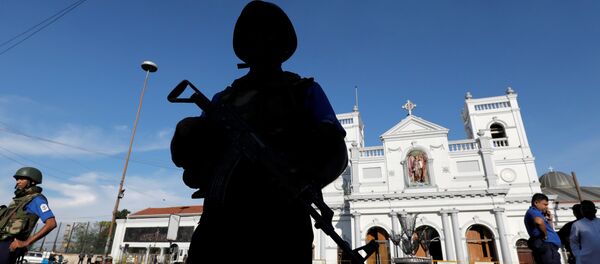Un militar en el lugar de las explosiones en Sri Lanka - Sputnik Mundo