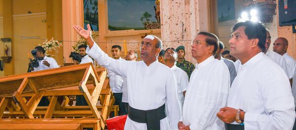 Maithripala Sirisena, presidente de Sri Lanka (seg.der.) en el lugar del atentado - Sputnik Mundo