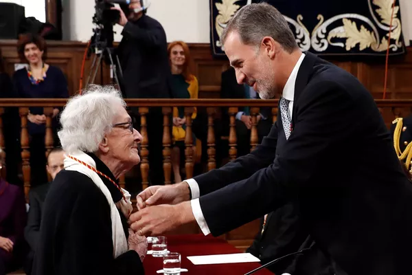El rey de España, Felipe VI, entrega el Premio Cervantes a Ida Vitale El rey de España, Felipe VI, entrega el Premio Cervantes a Ida Vitale - Sputnik Mundo