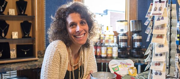 Una mujer sonriente - Sputnik Mundo