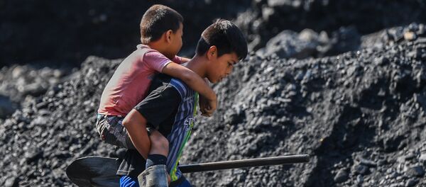 Jóvenes buscadores de esmeraldas en el río Las Ánimas, cerca de una mina en el municipio de Muzo, conocido como la 'capital mundial de las esmeraldas'. - Sputnik Mundo