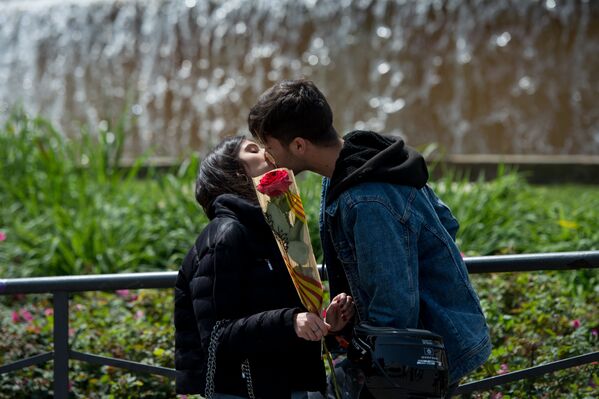 Entre rosas y libros: los enamorados catalanes celebran el Sant Jordi Entre rosas y libros: los enamorados catalanes celebran el Sant Jordi - Sputnik Mundo