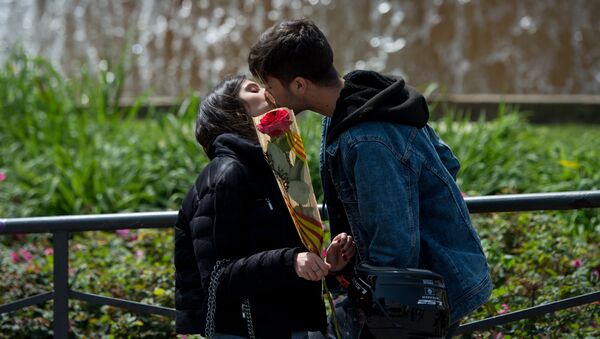 Entre rosas y libros: los enamorados catalanes celebran el Sant Jordi - Sputnik Mundo