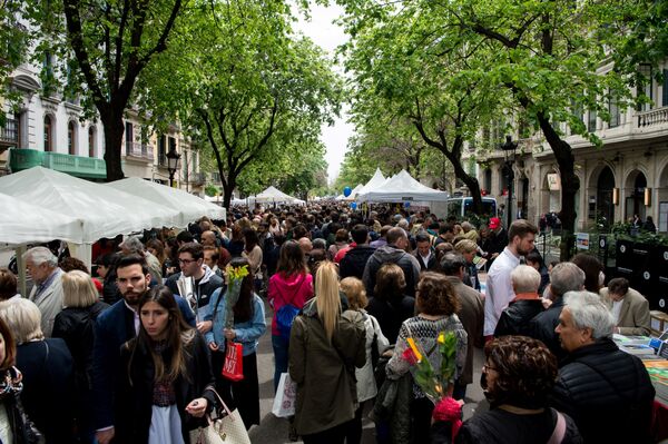 Entre rosas y libros: los enamorados catalanes celebran el Sant Jordi Entre rosas y libros: los enamorados catalanes celebran el Sant Jordi - Sputnik Mundo