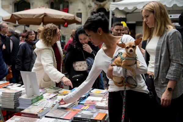 Entre rosas y libros: los enamorados catalanes celebran el Sant Jordi Entre rosas y libros: los enamorados catalanes celebran el Sant Jordi - Sputnik Mundo