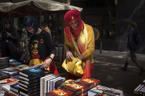 Entre rosas y libros: los enamorados catalanes celebran el Sant Jordi Entre rosas y libros: los enamorados catalanes celebran el Sant Jordi - Sputnik Mundo
