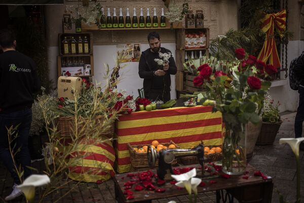 Entre rosas y libros: los enamorados catalanes celebran el Sant Jordi Entre rosas y libros: los enamorados catalanes celebran el Sant Jordi - Sputnik Mundo