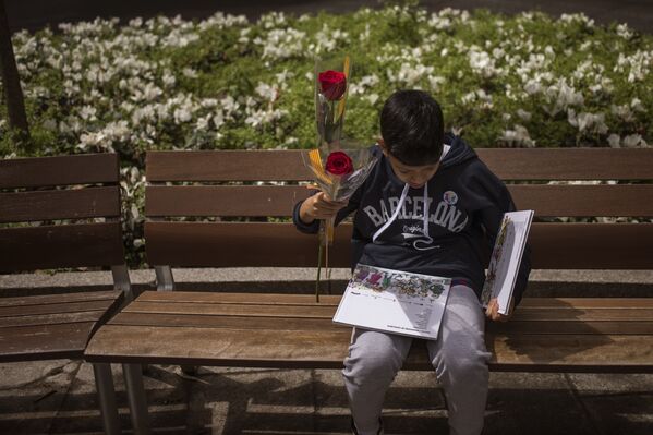 Entre rosas y libros: los enamorados catalanes celebran el Sant Jordi Entre rosas y libros: los enamorados catalanes celebran el Sant Jordi - Sputnik Mundo