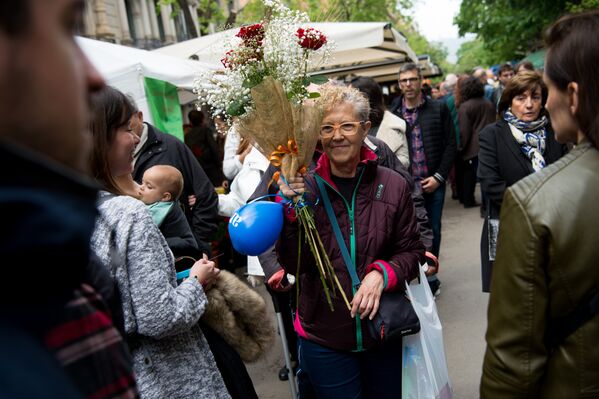 Entre rosas y libros: los enamorados catalanes celebran el Sant Jordi Entre rosas y libros: los enamorados catalanes celebran el Sant Jordi - Sputnik Mundo