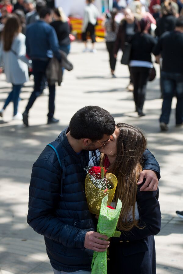 Entre rosas y libros: los enamorados catalanes celebran el Sant Jordi Entre rosas y libros: los enamorados catalanes celebran el Sant Jordi - Sputnik Mundo