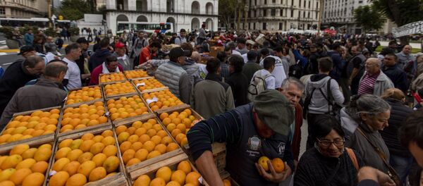 Productores argentinos regalan toneladas de fruta frente a la sede del Gobierno nacional, en Buenos Aires Productores argentinos regalan toneladas de fruta frente a la sede del Gobierno nacional, en Buenos Aires - Sputnik Mundo