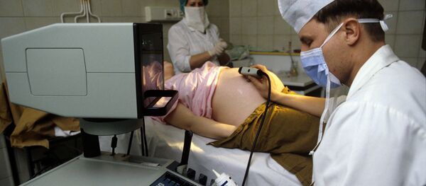 Una mujer se hace un estudio de ultrasonido - Sputnik Mundo