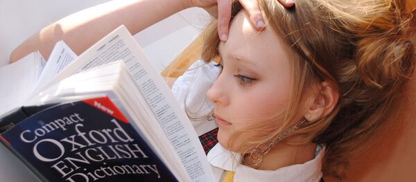 Una mujer con el diccionario inglés Una mujer con el diccionario inglés - Sputnik Mundo