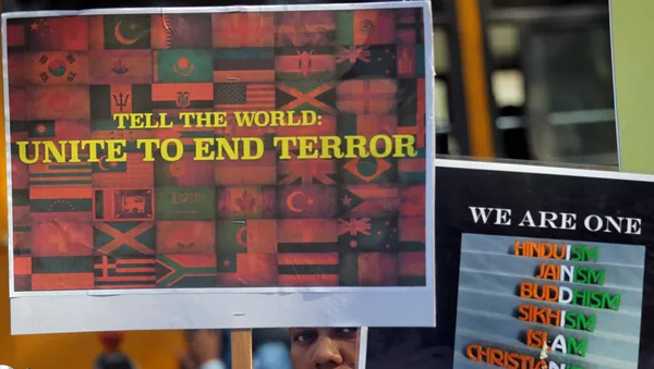 El cartel en el que se lee 'Dile al mundo: que se una para acabar con el terrorismo' - Sputnik Mundo