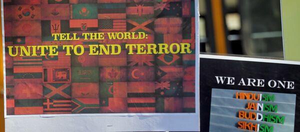 El cartel en el que se lee 'Dile al mundo: que se una para acabar con el terrorismo' - Sputnik Mundo