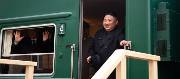 Kim Jong-un, el líder de Corea del Norte, sale de su tren blindado Kim Jong-un, el líder de Corea del Norte, sale de su tren blindado - Sputnik Mundo