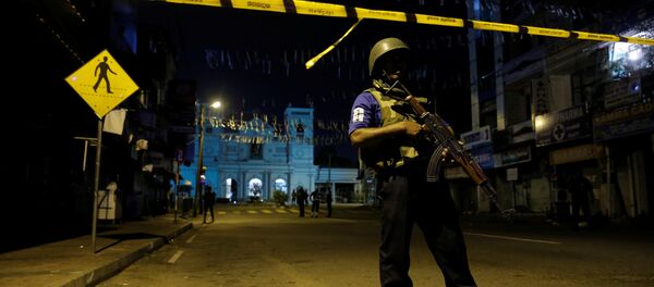 Un militar en el lugar del atentado en Sri Lanka - Sputnik Mundo
