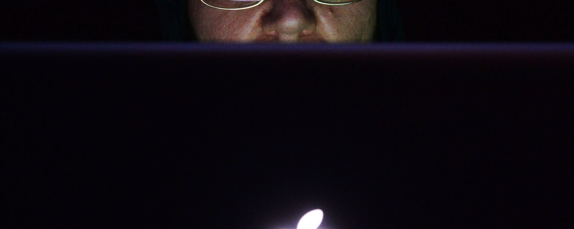 Una mujer usa una computadora Una mujer usa una computadora - Sputnik Mundo, 1920, 03.07.2020