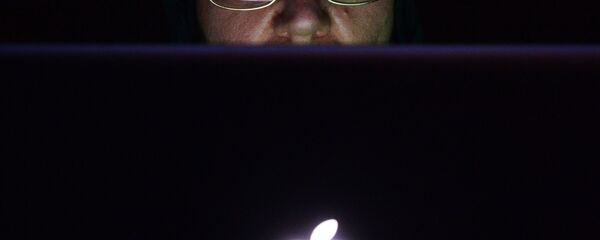 Una mujer usa una computadora - Sputnik Mundo