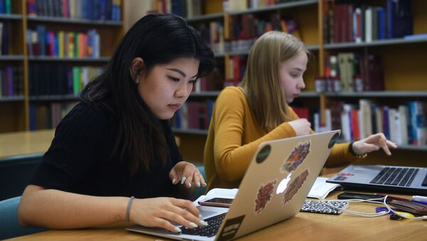 Niñas usan ordenadores en una biblioteca - Sputnik Mundo