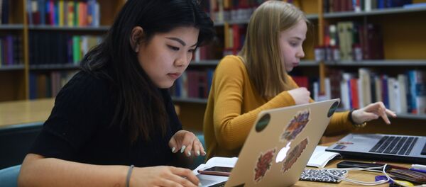 Niñas usan ordenadores en una biblioteca - Sputnik Mundo