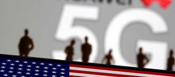 Bandera de EEUU con el fondo del logo de Huawei y la tecnología 5G (ilustración) Bandera de EEUU con el fondo del logo de Huawei y la tecnología 5G (ilustración) - Sputnik Mundo