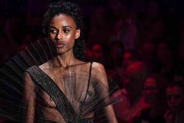 Trajes de baño y respeto por las tradiciones: la Semana de la Moda de Sao Paulo, en imágenes - Sputnik Mundo