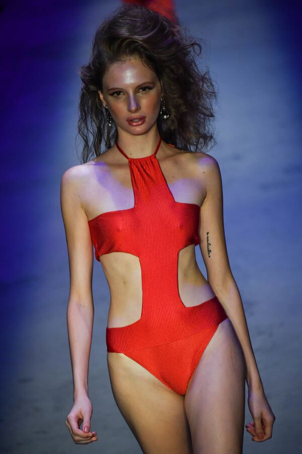 Trajes de baño y respeto por las tradiciones: la Semana de la Moda de Sao Paulo, en imágenes - Sputnik Mundo