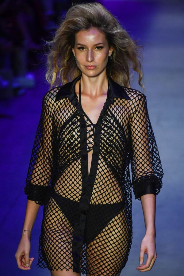 Trajes de baño y respeto por las tradiciones: la Semana de la Moda de Sao Paulo, en imágenes - Sputnik Mundo