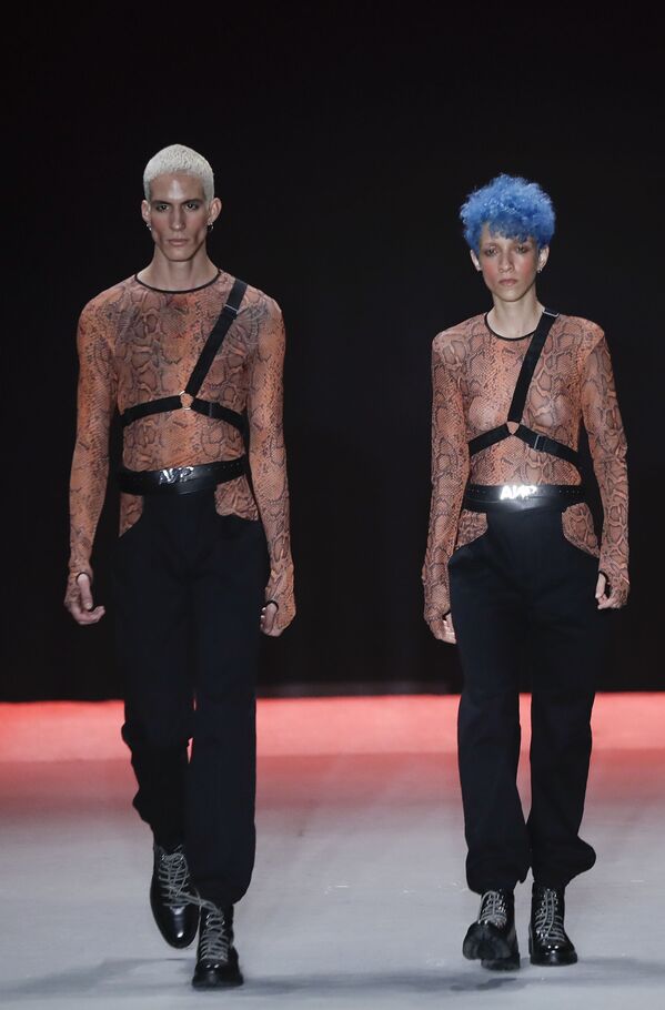 Trajes de baño y respeto por las tradiciones: la Semana de la Moda de Sao Paulo, en imágenes - Sputnik Mundo