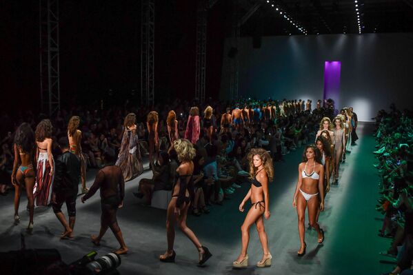 Trajes de baño y respeto por las tradiciones: la Semana de la Moda de Sao Paulo, en imágenes - Sputnik Mundo