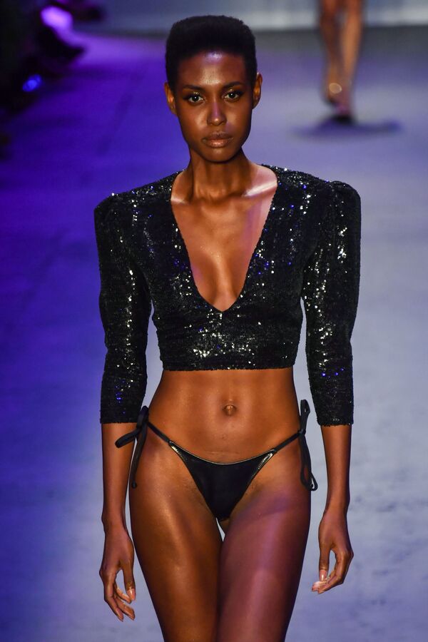 Trajes de baño y respeto por las tradiciones: la Semana de la Moda de Sao Paulo, en imágenes - Sputnik Mundo