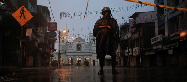 Un militar en el lugar del atentado en Sri Lanka - Sputnik Mundo