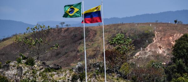 Las banderas de Brasil y Venezuela en la frontera Las banderas de Brasil y Venezuela en la frontera - Sputnik Mundo