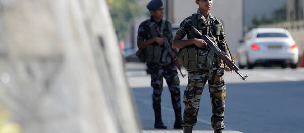 Un militar en el lugar del atentado en Sri Lanka - Sputnik Mundo