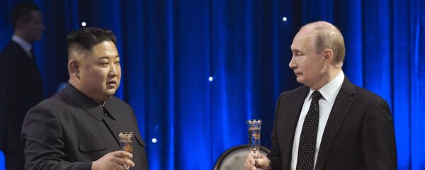 Putin y Kim mantienen una reunión histórica en Vladivostok - Sputnik Mundo