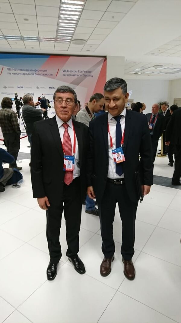 El general de ejército José Luis Begazo Ampuero, viceministro boliviano de Defensa y Cooperación al Desarrollo Integral y Hugo Villarroel, embajador de Bolivia en Rusia - Sputnik Mundo