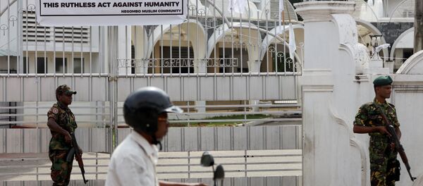 Militares cerca de una mezquita en Sri Lanka - Sputnik Mundo
