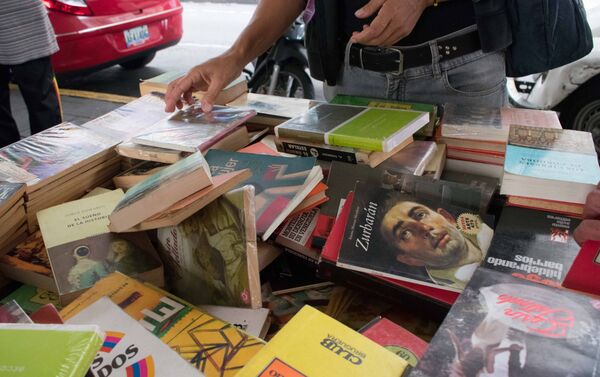 La mayoría de los lectores buscan libros de autoayuda, aseguran vendedores - Sputnik Mundo