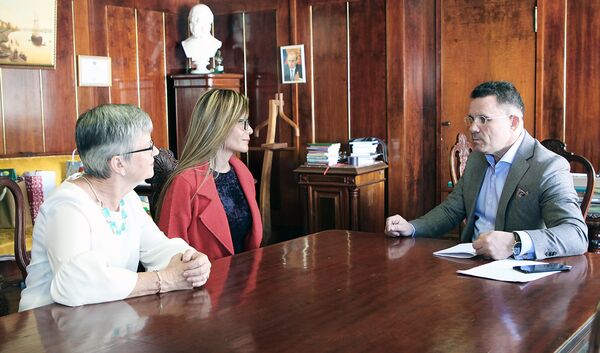 De izquierda a derecha: la presidenta de la IFLA Christine Mackenzie, Loida Garcia-Febo y el director de la Biblioteca Estatal de Rusia Vadim Duda - Sputnik Mundo