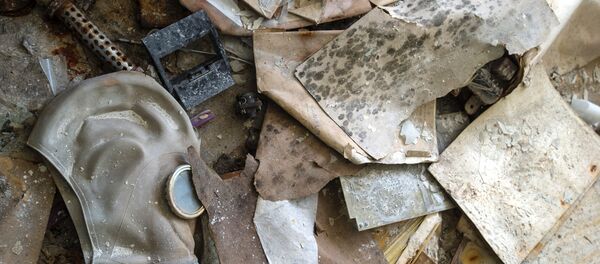 Una máscara de gas abandonada en la zona de exclusión de Chernóbil - Sputnik Mundo